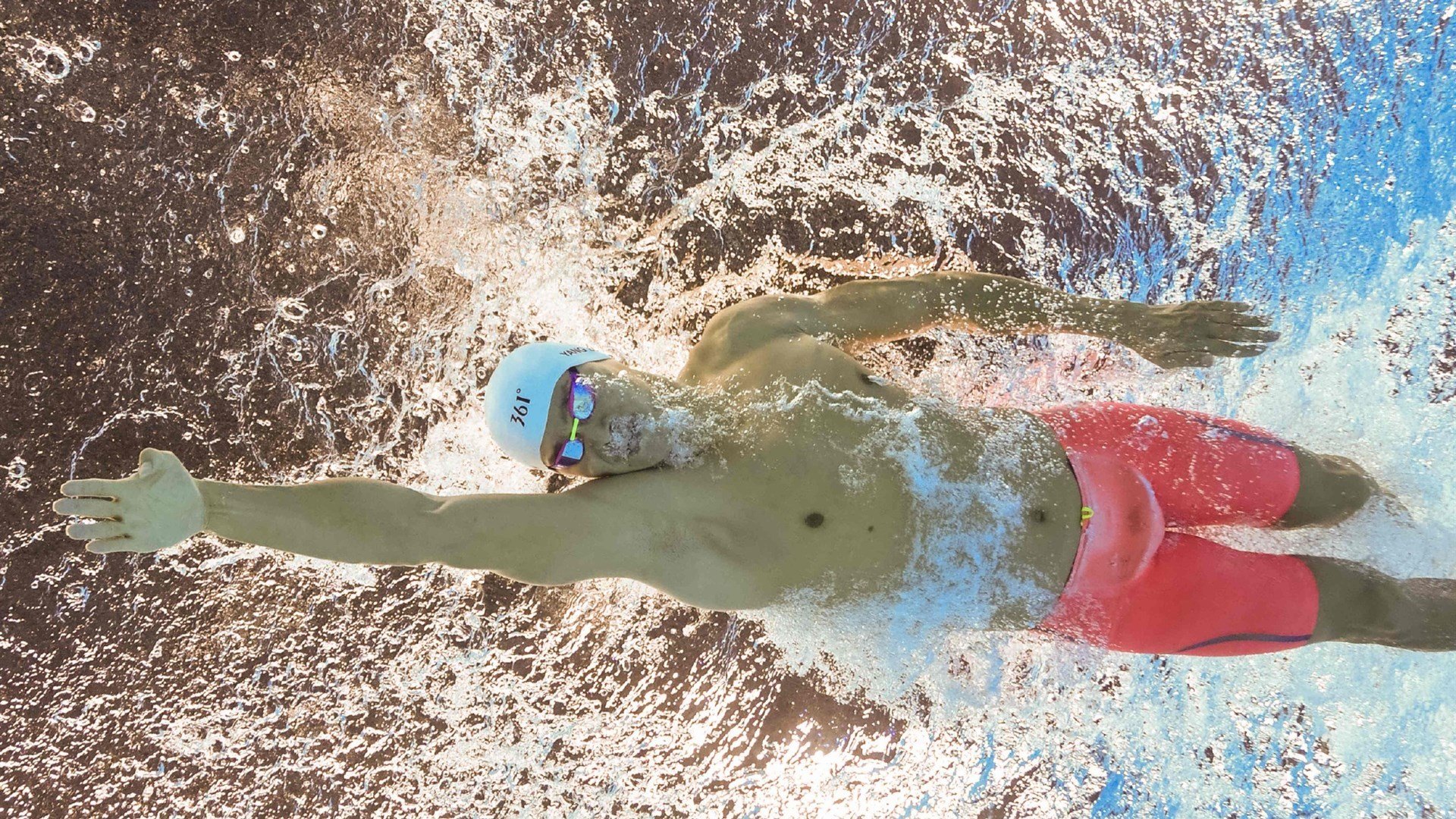 橙衣军团力克格子军，梅西破纪录之夜映照足球传承