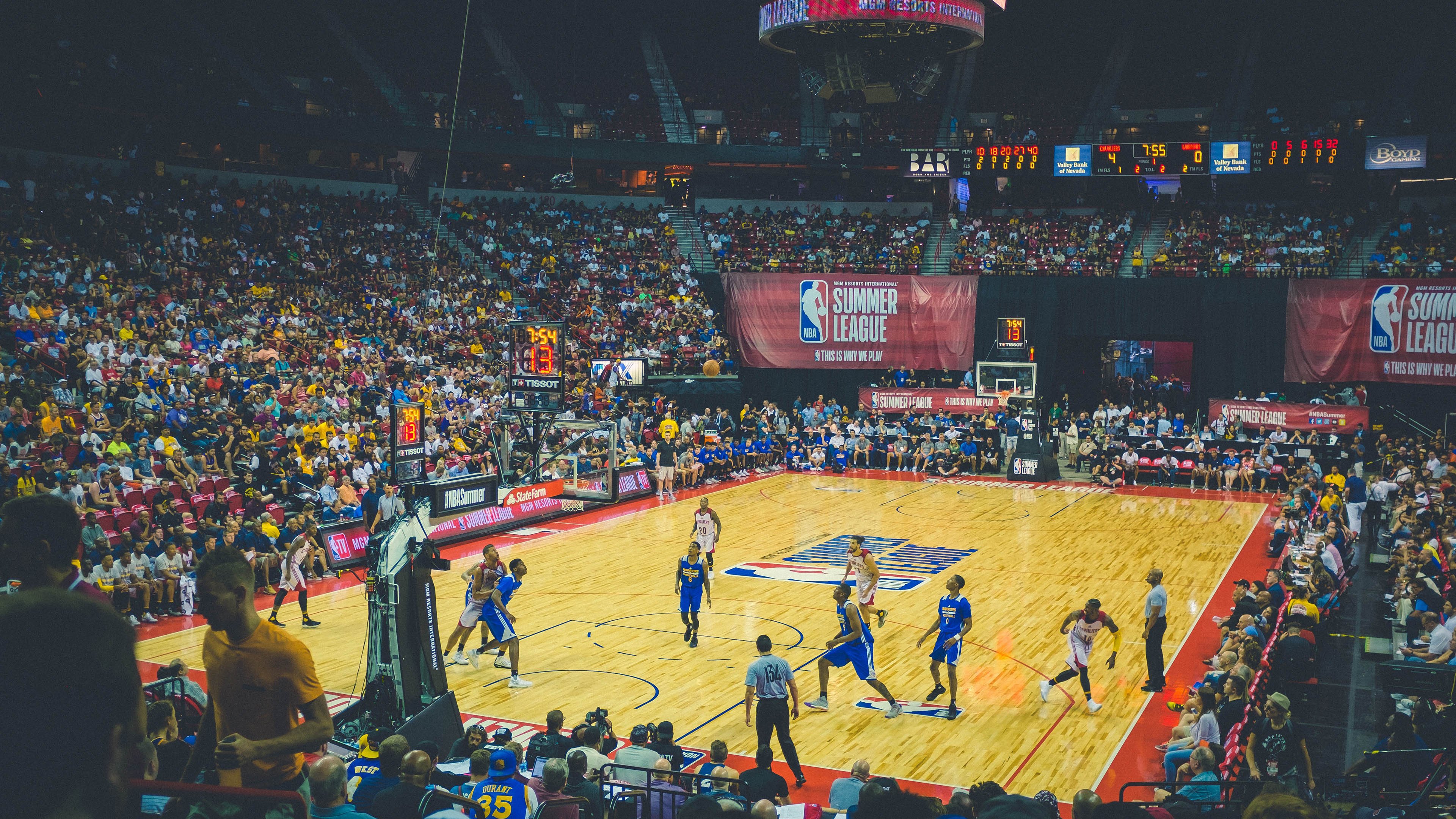 篮网完胜快船，字母哥刷新纪录，一个夜晚，两种传奇